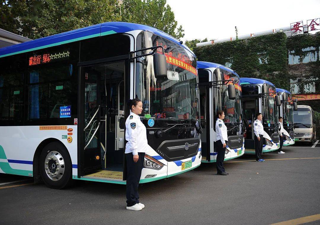 济南最新的公交车，城市移动的风景线